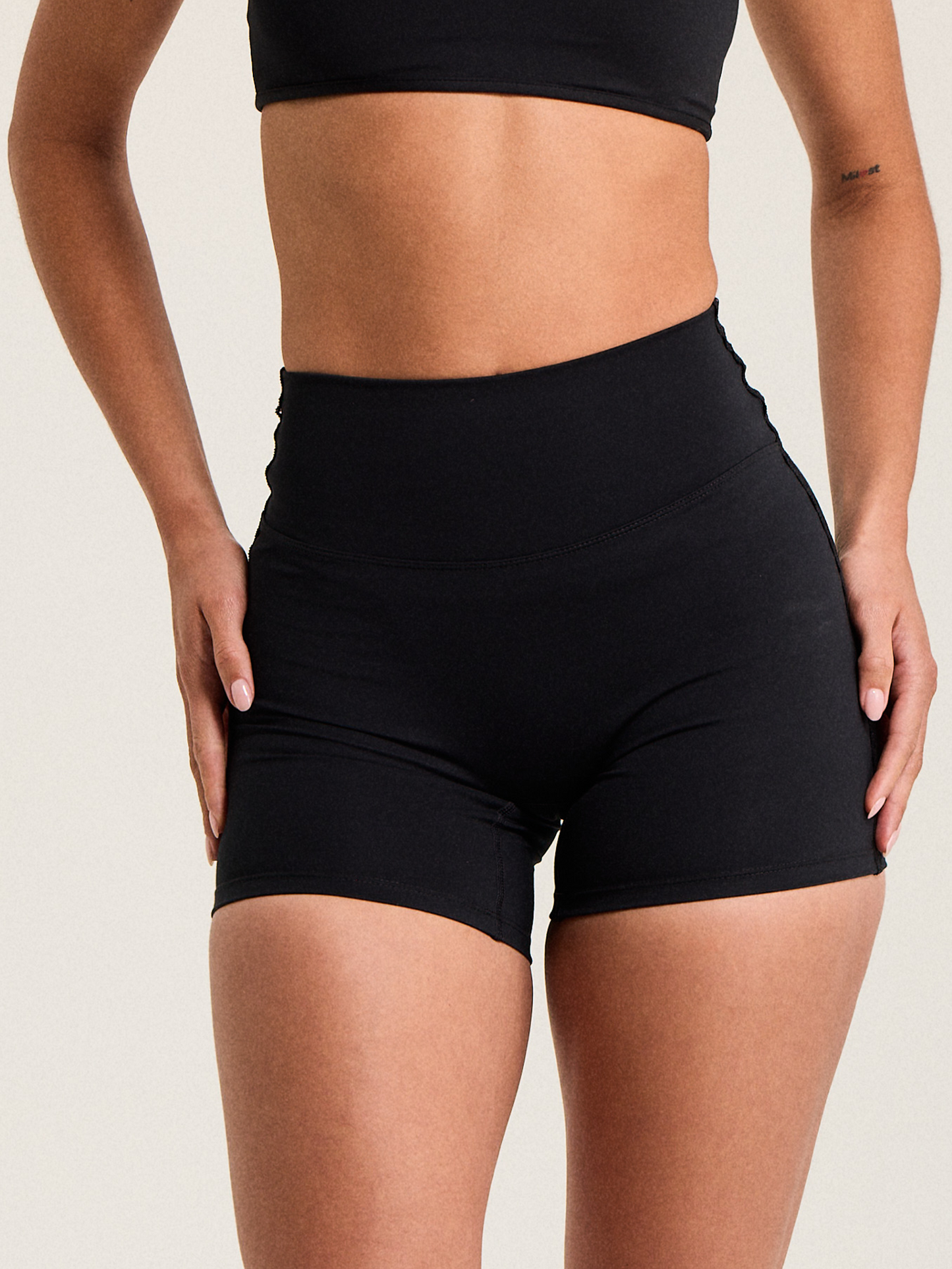 --Black / La modelo mide 1,75 m · talla XS