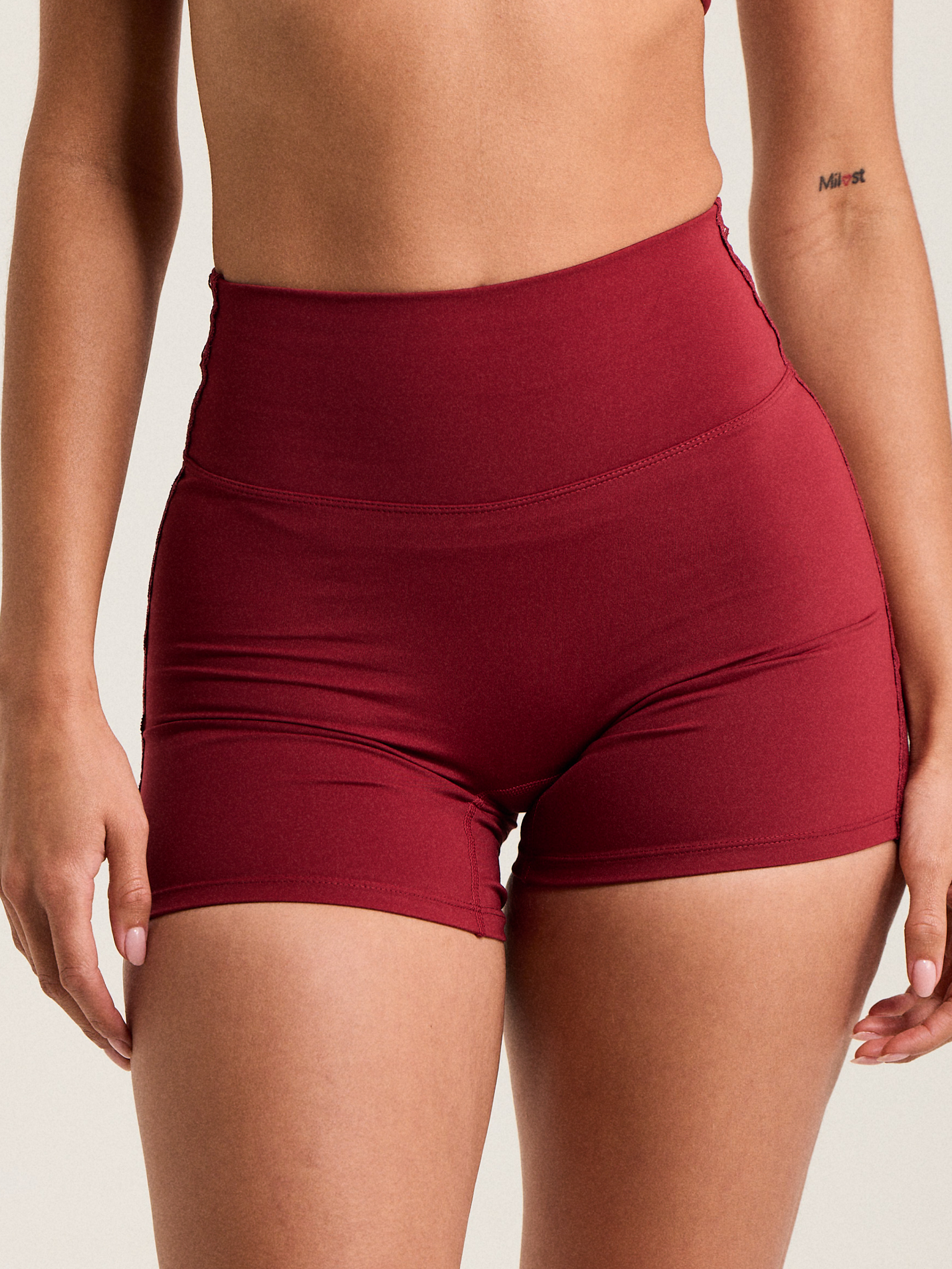 --Cherry Spice / La modelo mide 1,75 m · talla XS